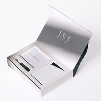 Boîte de présentation de luxe blanc cassé à charnières avec intérieur argent brossé pour la mise en valeur des marques haut de gamme et les kits de cadeaux promotionnels