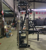 Rack de musculation intégré avec système de tirage vertical et de rameur, doté de deux blocs de poids sélectionnables