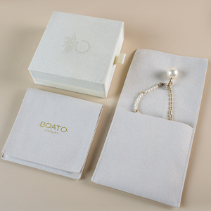 Bolsa de Joyería de Microfibra de Gamuza Rosa Bebé con Solapa y Logotipo Personalizado de Alta Calidad para Empacar Aretes, Collares y Anillos - Product Image 5