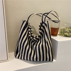 Nouveau produit : Sac à bandoulière rayé simple et frais, sac fourre-tout décontracté en toile grande capacité pour le shopping et les voyages - Product Image 1