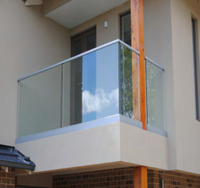 Rampe en verre moderne avec base en aluminium en forme de U pour balcon, escalier, terrasse, projets résidentiels