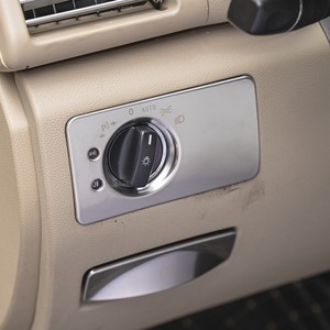 Adhesivo decorativo interior para la cubierta del freno de estacionamiento electrónico de Mercedes-Benz Clase R 2010-2018, material ABS con instalación con cinta 3M - Product Image 3