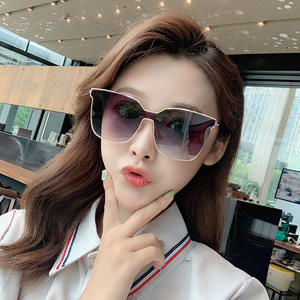 Gafas de Sol de Moda para Mujer, Lentes de PC con Protección UV400, Montura Dorada, Tamaño Grande, Protección Solar, Estilo para Viajes y Conducción - Product Image 2