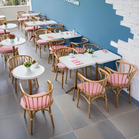 Ensemble de table de salle à manger moderne en marbre avec banquette en cuir et acier inoxydable, mobilier d'intérieur durable et écologique pour restaurant