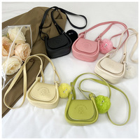 Mini sac bandoulière en PU pour femme, nouvelle collection automne 2025, tendance, polyvalent, design enveloppe rouge, texture unique, style selle