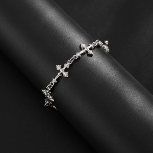 Bracciale con ciondolo a croce mini goffrata placcato oro, catena sottile, gioiello da polso religioso stile gotico streetwear per uomo e donna, idea regalo - Product Image 3
