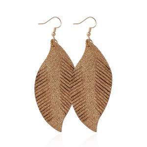 Boucles d'oreilles pendantes à plumes géométriques à la mode en similicuir avec frange pour femme UIONEN 888 - Product Image 4