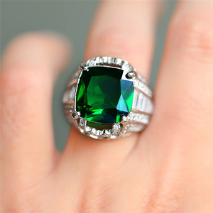 Anello dal Design Classico di Colore Verde, Elegante Anello da Dito per Donne - Product Image 4