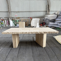 Table à manger rectangulaire en travertin beige naturel, bord brut, pour salle à manger de villa moderne.