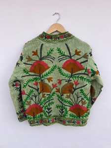 เสื้อแจ็คเก็ตซูซานีผ้าฝ้ายผสมสีเขียวทำมือ ปักลายดอกไม้และสัตว์ ติดกระดุม ระบายอากาศได้ดี เป็นมิตรกับสิ่งแวดล้อม เหมาะสำหรับฤดูหนาว - Product Image 3