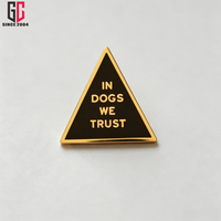 Broche en émail triangulaire personnalisée en usine avec la citation « We Trust Dogs », pour les amoureux des chiens, badge décoratif en métal pour les fans d'animaux, cadeau