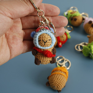 Vente en gros de jouets en peluche capybara tricotés à la main, porte-clés, capybara en crochet kawaii, pendentifs pour sac à main, breloques - Product Image 3