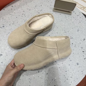 Pantuflas UGG personalizadas para mujer, con suela gruesa y forro de lana, cálidas, antideslizantes, casuales, para invierno. - Product Image 2