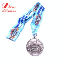 Médaille sportive promotionnelle personnalisée en alliage de zinc 3D pour marathon avec ruban