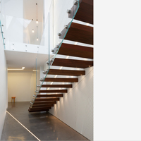 Escaliers flottants cantilever durables sur mesure pour intérieur, avec main courante en verre trempé et construction acier-bois, pour usage résidentiel