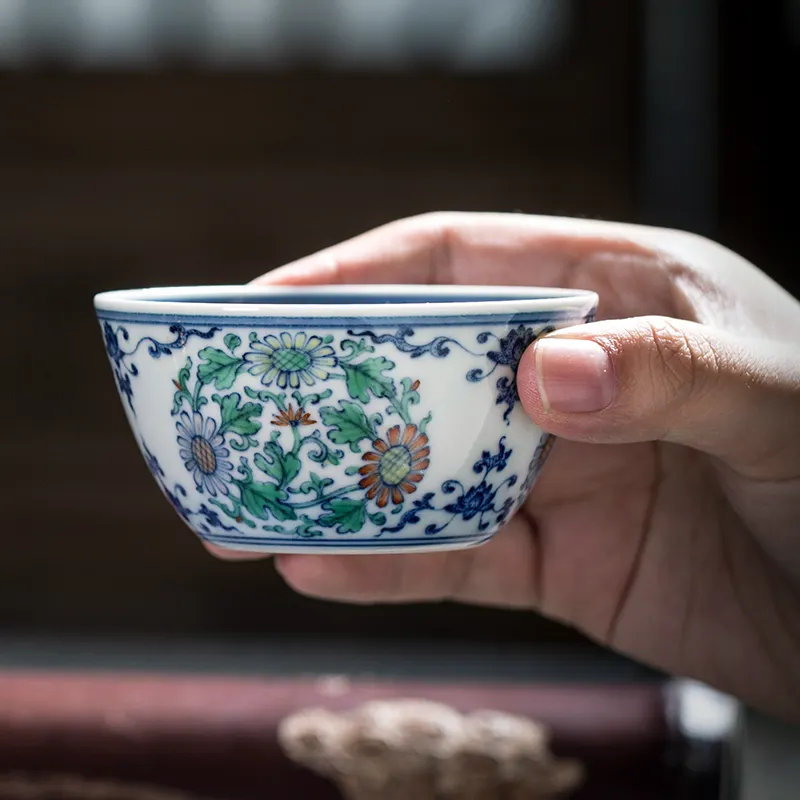 Jingdezhen เครื่องลายครามสีฟ้าและสีขาวสีทําด้วยมือดอกเบญจมาศรูปแบบ Kung Fu ชาสไตล์จีน Vintage เซรามิคถ้วยชา