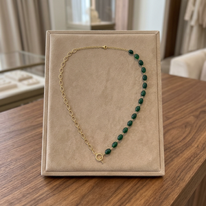 Collar Geométrico Personalizado con Baño de Rodio, Borla Verde Esmeralda, Media Cadena con Cierre de Palanca Frontal, Collar de Eslabones, Regalo de Lujo para Mujer - Product Image 5