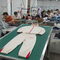 Ensemble de survêtement technique en nylon blanc crème pour hommes, avec logo personnalisé, fermeture éclair contrastante rouge, coupe-vent deux pièces, OEM