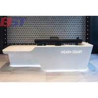 Bureau de réception incurvé en forme de T de luxe léger, design de bureau de réception pour entreprise de spa avec logo, pierre artificielle blanche, taille personnalisée