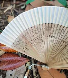 Abanico de Mano de Bambú Clásico Personalizado, Ecológico, con Nombre de los Novios Grabado, Diseño Floral Tradicional, Bolsa de Regalo para Bodas - Product Image 6