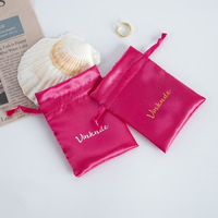 Petit mini sac à cordon en satin de soie rose vif personnalisé avec logo pour l'emballage d'accessoires de bijoux Pochette à poussière