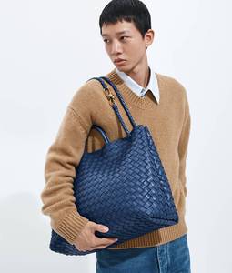 Bolso de Mano de Lujo Bottega BV, Cuero Intrecciato Suave, Patrón de Diamantes, Correa Deslizante Impermeable, Veneta - Product Image 1