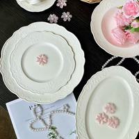Élégante assiette en céramique blanche à bord festonné, plat en porcelaine pour dessert, gâteau, thé de l'après-midi, présentation d'apéritifs