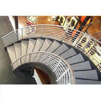 Plié escalier intérieur avec la balustrade en verre de courrier incurvé d'escalier