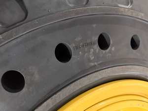 צמיגים הקדמי צמיגים גומי חדש בנייה מכונות קמעונאיות חלקים היונדאי HL757-9 צמיג מלא עם שולי 12 חורים 20.5-25 - Product Image 2