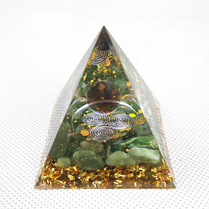 Pyramide en époxy cristal avec pierres vertes et feuille d'or, ornement de bureau Feng Shui pour la maison, le bureau et l'étude - Product Image 3