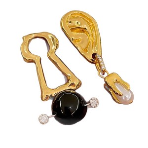 ต่างหูแบบห้อยทรงไม่สมมาตรสไตล์วินเทจ โลหะผสมสังกะสี มุกเทียมเกรด AAA รูปทรงไม่สม่ำเสมอ สีดำ สำหรับผู้หญิง สวมใส่ได้ทุกวัน แบบหนีบ - Product Image 2