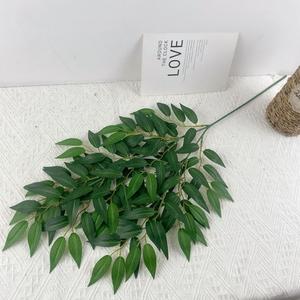 Vente en gros guirlande de verdure artificielle tiges de ruscus italiennes luxuriantes feuilles de saule pour bricolage Bouquets de mariage - Product Image 4