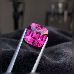 Granat rose naturel Tanga 4,28 CT, taille coussin excellente, clarté immaculée, provenant de la mine de Tanga, Tanzanie - Product Image 2