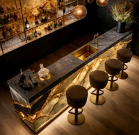 Barra de Bar de Mármol Iluminada Contemporánea de Primera Calidad con Detalles en Dorado, Muebles de Bar Ecológicos y Duraderos para Locales de Alta Gama