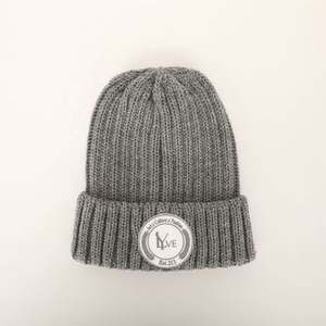 Gorros de Punto Unisex de Alta Calidad Personalizados para Hombre y Mujer, Gorro de Punto Cálido de Invierno con Parche de Cuero con Logotipo Teñido Liso, Estilo Dobby Común - Product Image 1