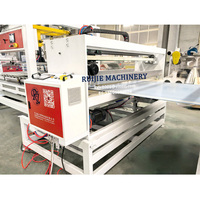 Ligne de production de panneaux de mousse pvc en plastique et bois vernis machine de fabrication de portes wpc