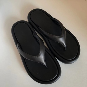 Sandalias minimalistas de plataforma con suela de piel de oveja italiana y suela blanda, que añaden altura para un estilo casual, estilo femenino. - Product Image 1