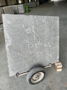 Dalle de granit flammé noir poli de style moderne Comptoir de cuisine d'excellente résistance avec grande dalle de pierre au design de poisson - Product Image 4