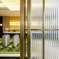Cloison en verre métallique découpée au laser, revêtement poudré, pour la décoration intérieure de café et restaurant.