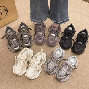 Zapatillas deportivas de malla transpirable para mujer, estilo casual, con suela gruesa y alta, sin estampado, ideales para primavera. - Product Image 6