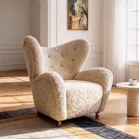 Fauteuil de salon de style français moderne et luxueux, structure en bois, dossier solide, inclinable, rembourrage en mousse souple, décoration d'appartement ou de villa