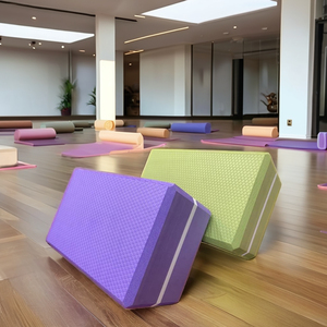 Bloques de Yoga de Espuma EVA Ecológicos Antideslizantes en Azul, Verde y Morado para Pilates y Fitness en Casa - Product Image 1