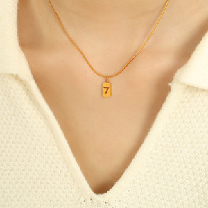 Collar de Cadena de Serpiente Dorada con Número 7 de la Suerte, Gargantilla Minimalista de Acero Inoxidable, Estilo Unisex para Parejas, Joyería de Regalo - Product Image 4