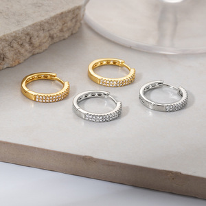 Pendientes de Aro Dorados con Incrustaciones de Micro Zirconia, Diseño Redondo, Joyería para Aniversario - Product Image 3