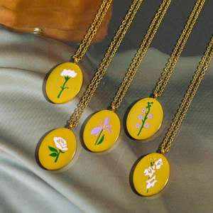 Ожерелье с простым овальным кулоном, позолоченная цепочка из нержавеющей стали с узором «водяная волна», с цирконом, винтажное, с цветочным узором в стиле декабря - Product Image 4