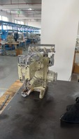 Machine à coudre interlock automatique 2/3 aiguilles 5 fils, commande informatisée, état neuf, dotée d'un composant moteur central