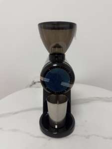 Technologie anti-agglomération ionique pour moulin à café électrique domestique compact en métal, offrant un contrôle précis de la mouture. - Product Image 3