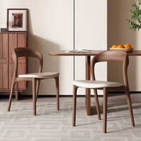 Chaise de salle à manger en bois massif, dossier de style vintage, siège rembourré en cuir, design nordique haut de gamme pour la maison, utilisation en restaurant
