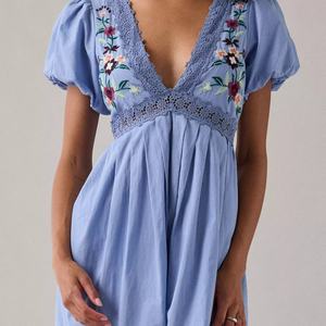 Robe Courte Babydoll Bohème en Coton Brodé de Dentelle Motifs Fleurs Bleues Style Décontracté – Collection Été Tendance (OOTD) - Product Image 2