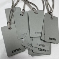 Étiquettes suspendues personnalisées en papier recyclé de luxe, imprimées UV, logo en relief, étiquettes et étiquettes suspendues pour vêtements/sacs/chaussures de luxe